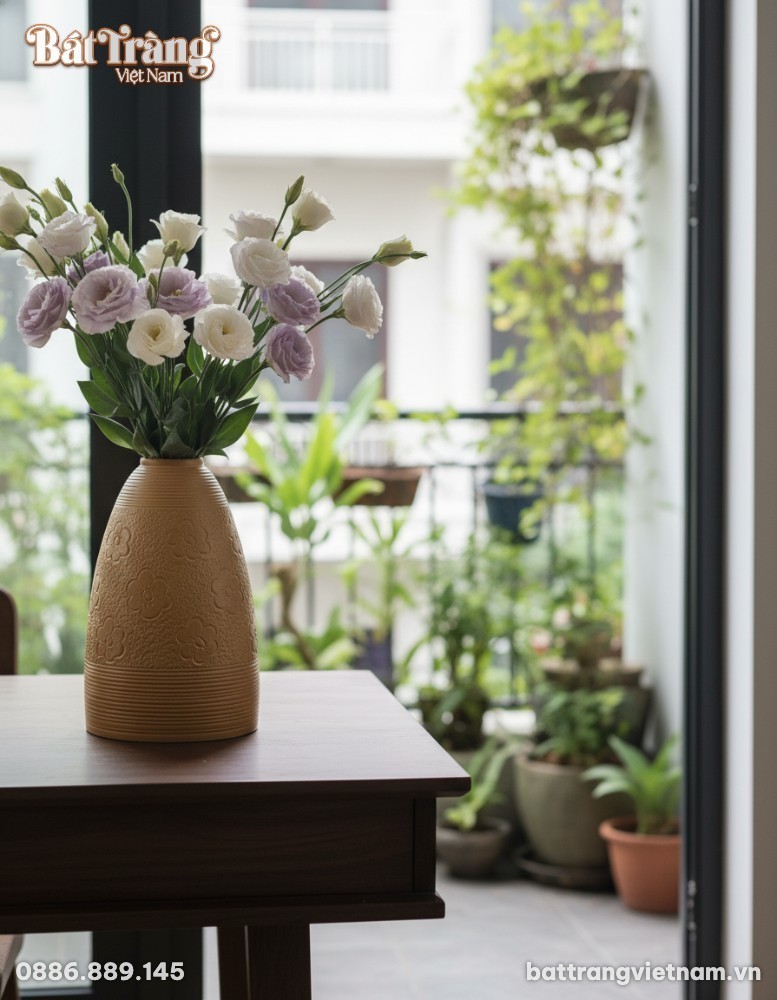 Cận cảnh lọ hoa gốm B&aacute;t Tr&agrave;ng cao 48cm với họa ...