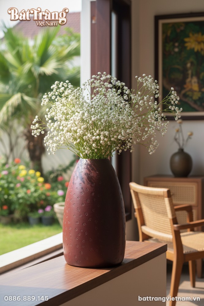Cận cảnh lọ hoa gốm B&aacute;t Tr&agrave;ng d&aacute;ng chu&ocirc;ng men n...