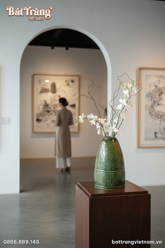 Cận cảnh lọ hoa gốm Bát Tràng men xanh ngọc cao...