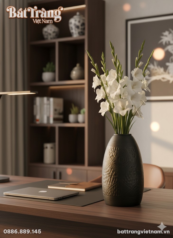 Tr&ecirc;n b&agrave;n l&agrave;m việc gỗ sẫm m&agrave;u của một doanh nh&acirc;n...