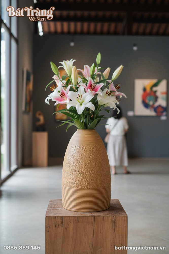 Một b&igrave;nh gốm sứ B&aacute;t Tr&agrave;ng, với sắc men n&acirc;u đặc ...