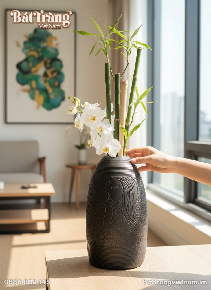 Cận cảnh lọ hoa d&aacute;ng chu&ocirc;ng men đen B&aacute;t Tr&agrave;ng c...