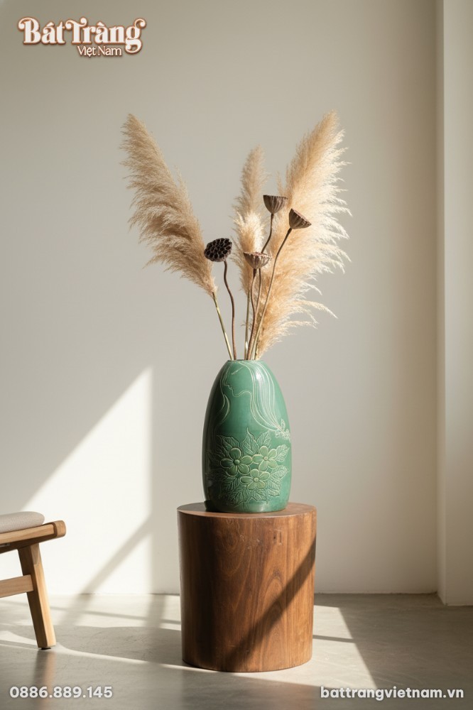 G&oacute;c nh&igrave;n cận cảnh lọ hoa gốm B&aacute;t Tr&agrave;ng men xanh...