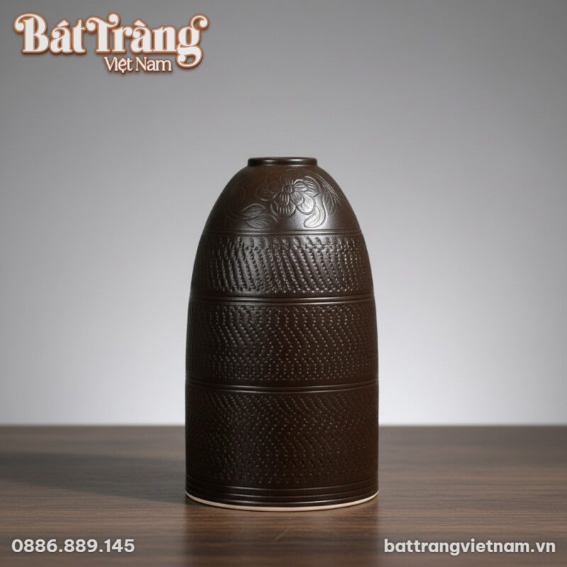 Góc chụp cận cảnh lọ hoa chính diện. Đặt trên b...