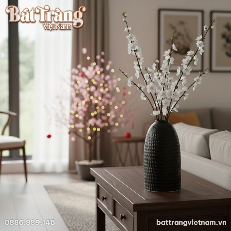 Bình hoa Bát Tràng đặt trên tủ gỗ cổ điển trong...