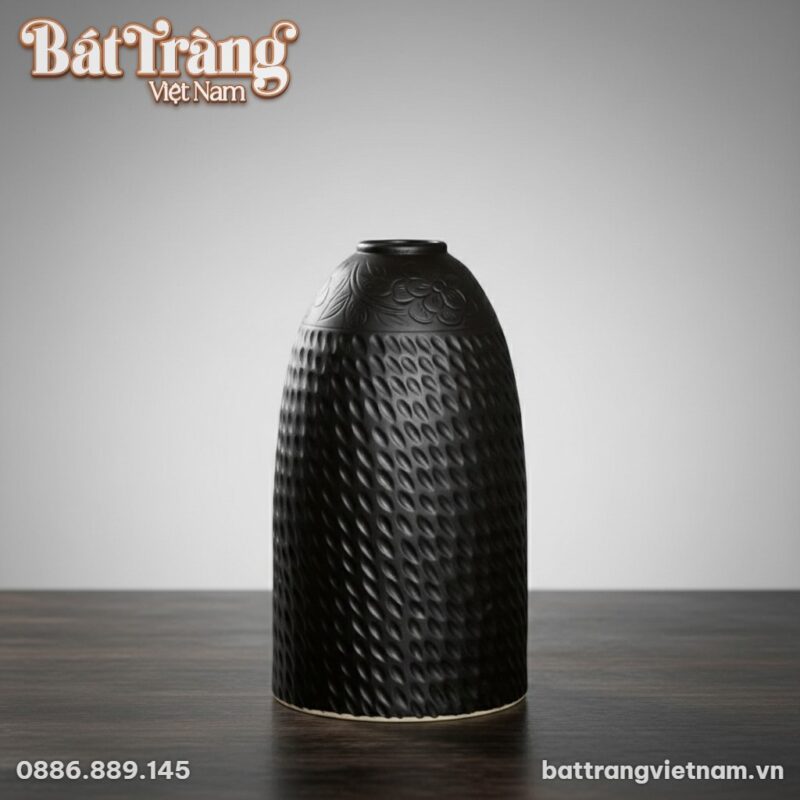 Góc chụp cận cảnh lọ hoa chính diện. Đặt trên b...