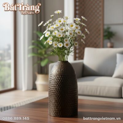 Lọ hoa gốm Bát Tràng đặt trên bàn gỗ phòng khác...