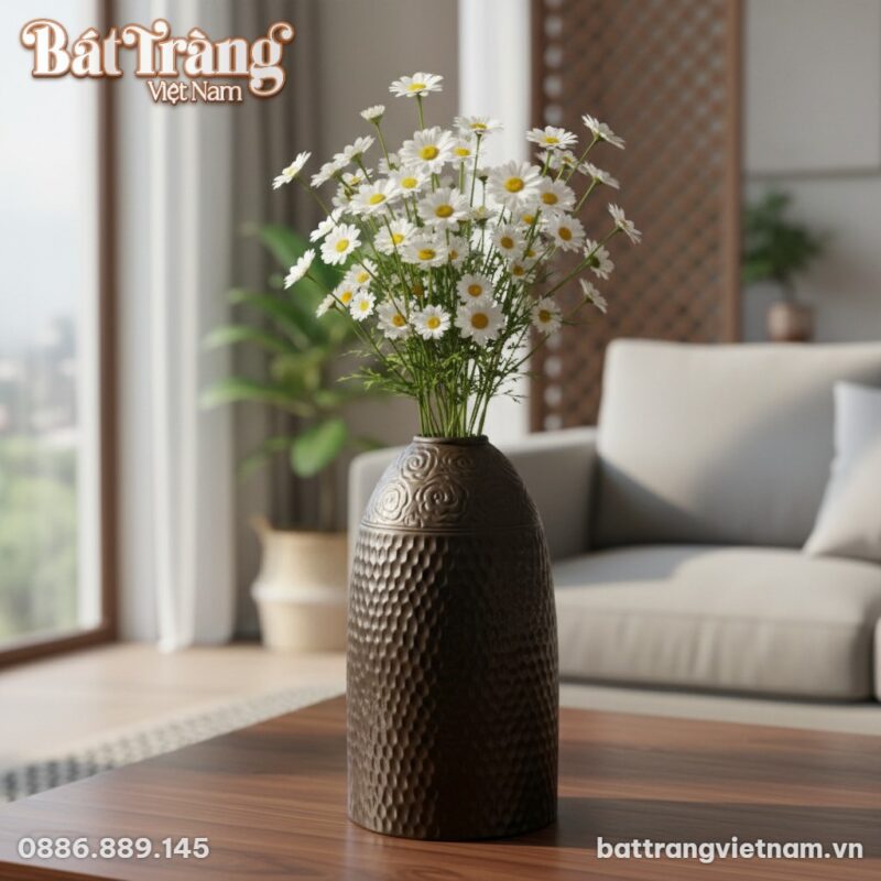 Lọ hoa gốm Bát Tràng đặt trên bàn gỗ phòng khác... Lọ hoa gốm Bát Tràng đặt trên bàn gỗ phòng khác...