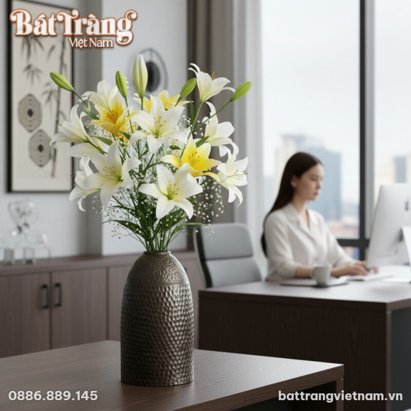 Lọ hoa gốm Bát Tràng màu nâu mộc đặt bên cạnh b... Lọ hoa gốm Bát Tràng màu nâu mộc đặt bên cạnh b...