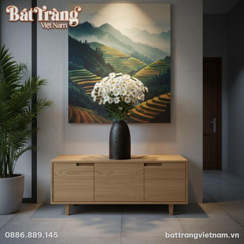 Một lọ hoa gốm đất nung đặt trang trọng trên tủ... Một lọ hoa gốm đất nung đặt trang trọng trên tủ...