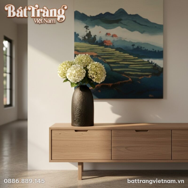 Toàn cảnh một lọ hoa men nâu mộc dáng chuông ca...