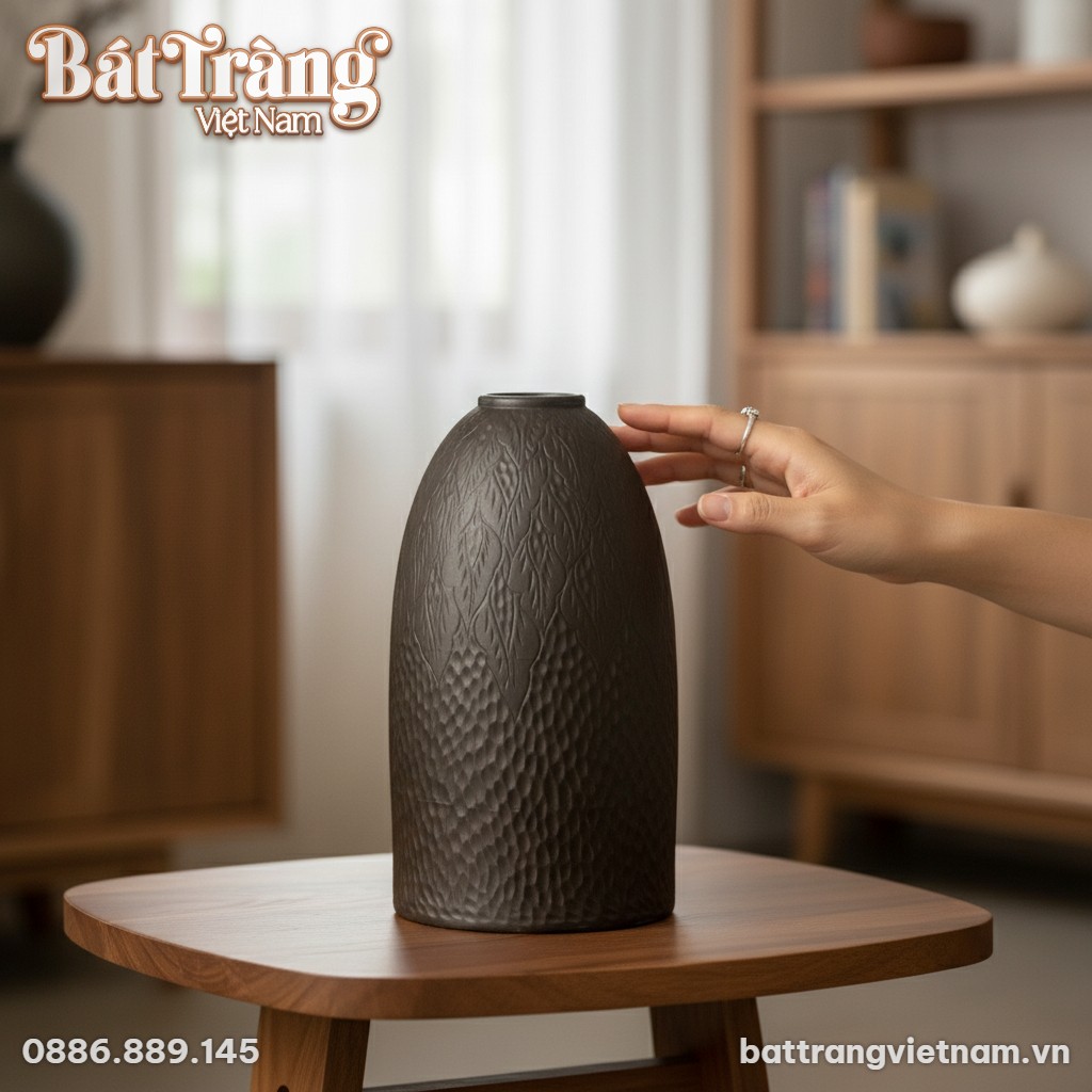 Chụp cận cảnh chiếc lọ hoa gốm B&aacute;t Tr&agrave;ng men n&acirc;...