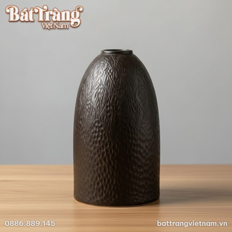 Góc chụp cận cảnh lọ hoa chính diện. Đặt trên b...