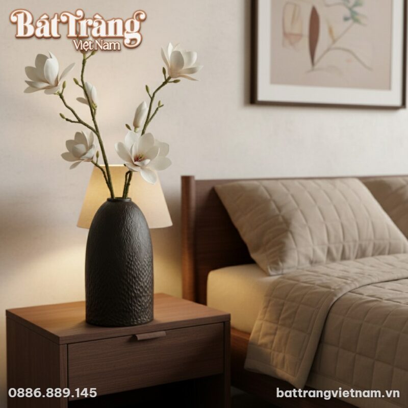 Lọ hoa đặt trên tủ đầu giường thấp trong phòng ...