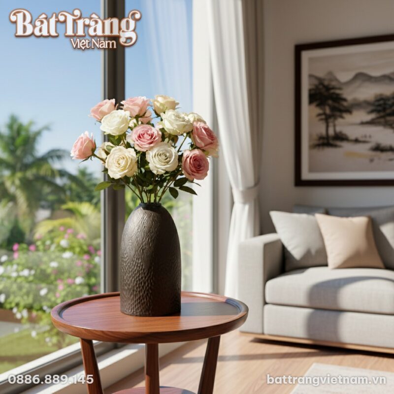 Lọ hoa gốm đặt bên cạnh cửa sổ, bên ngoài là bầ...