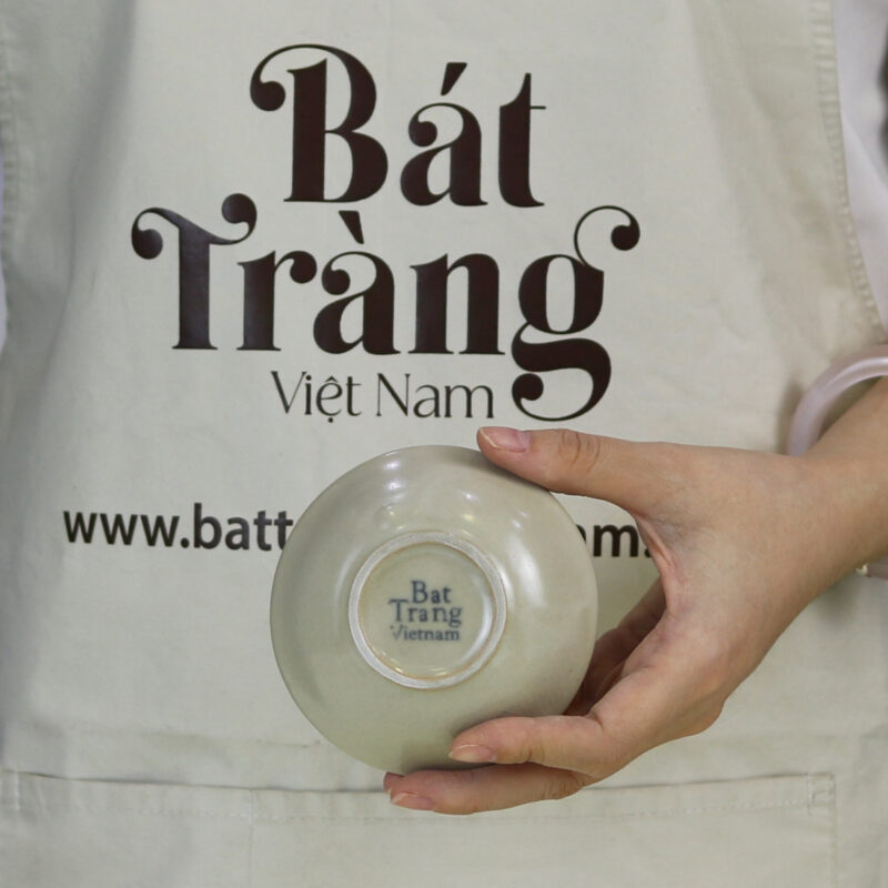 Góc nhìn chi tiết về đế đĩa, cho thấy độ hoàn thiện tỉ mỉ của sản phẩm.