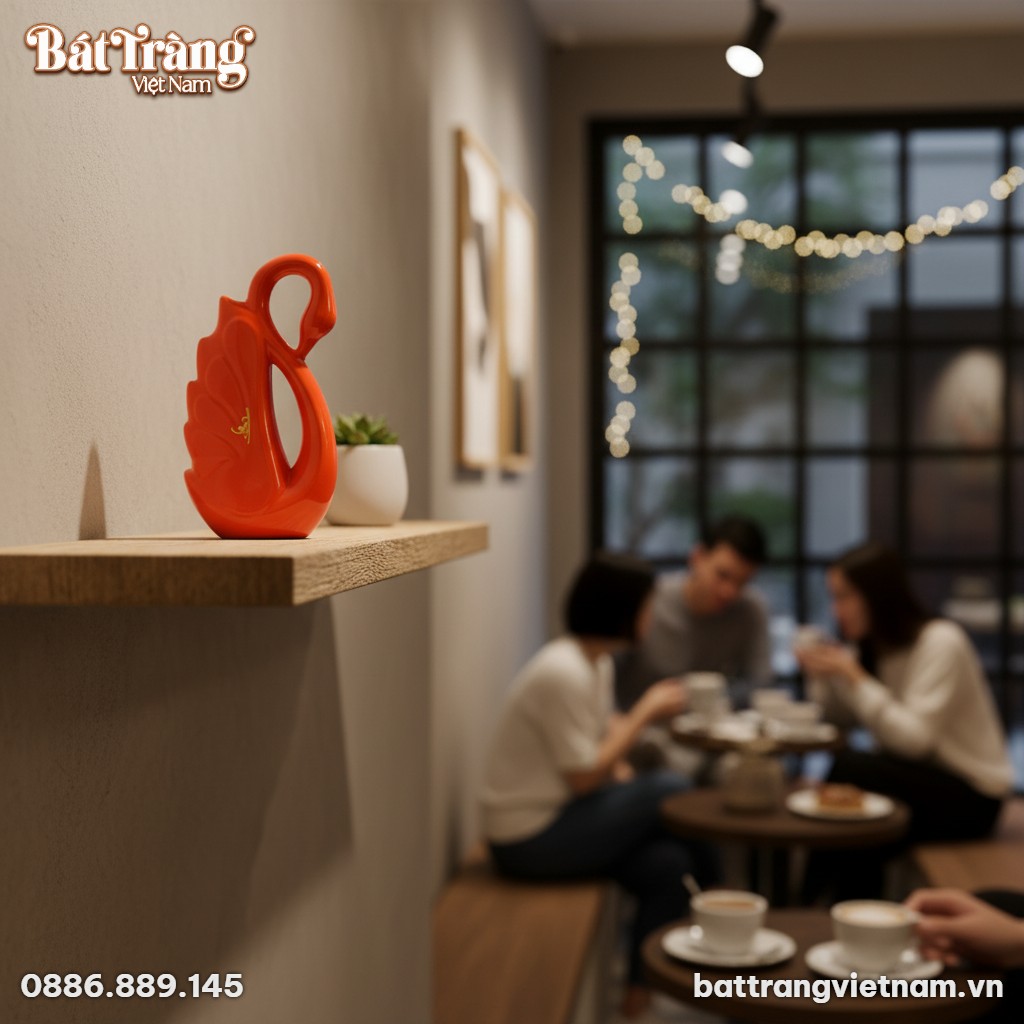 Lọ decor thi&ecirc;n nga đỏ l&agrave; điểm nhấn tinh tế tr&ecirc;n...