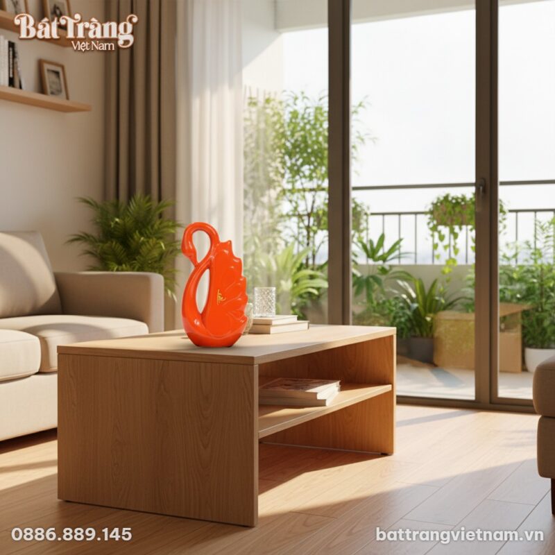 Một chiếc lọ decor thiên nga đỏ rực rỡ đặt trên...