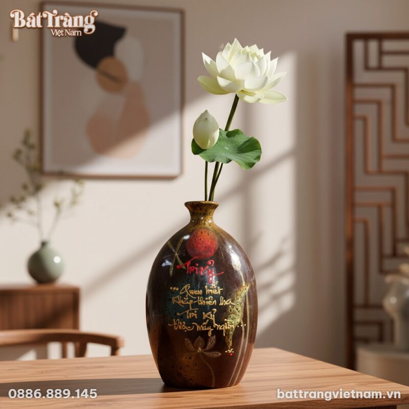 Cận cảnh lọ hoa gốm men hỏa biến chữ Tri Kỷ cao...