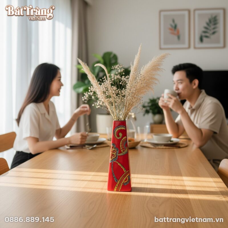 Lọ hoa tam giác màu đỏ hoạ tiết nổi bật cao 35c...