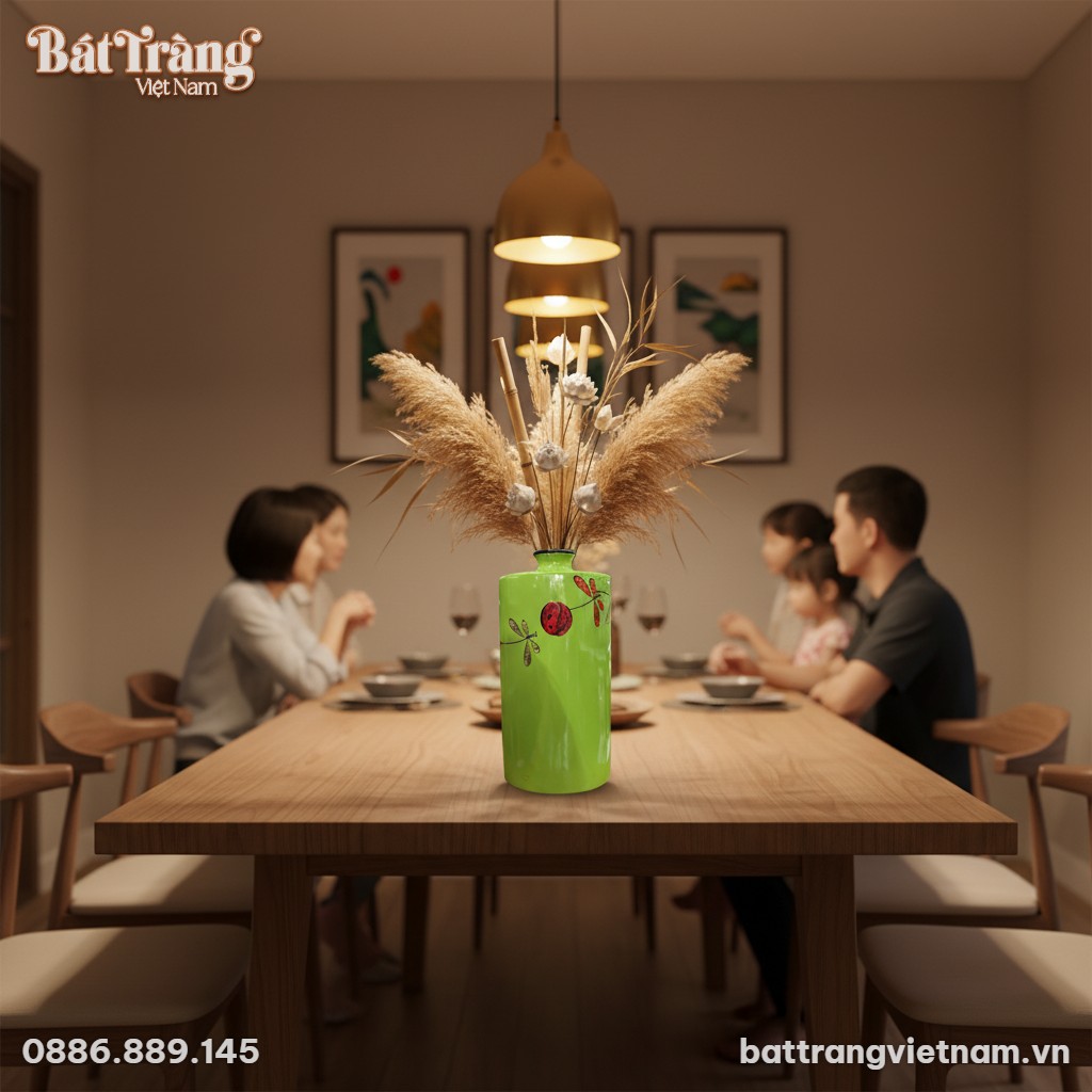 Một lọ hoa gốm sứ Bát Tràng trụ vai tròn màu xa...