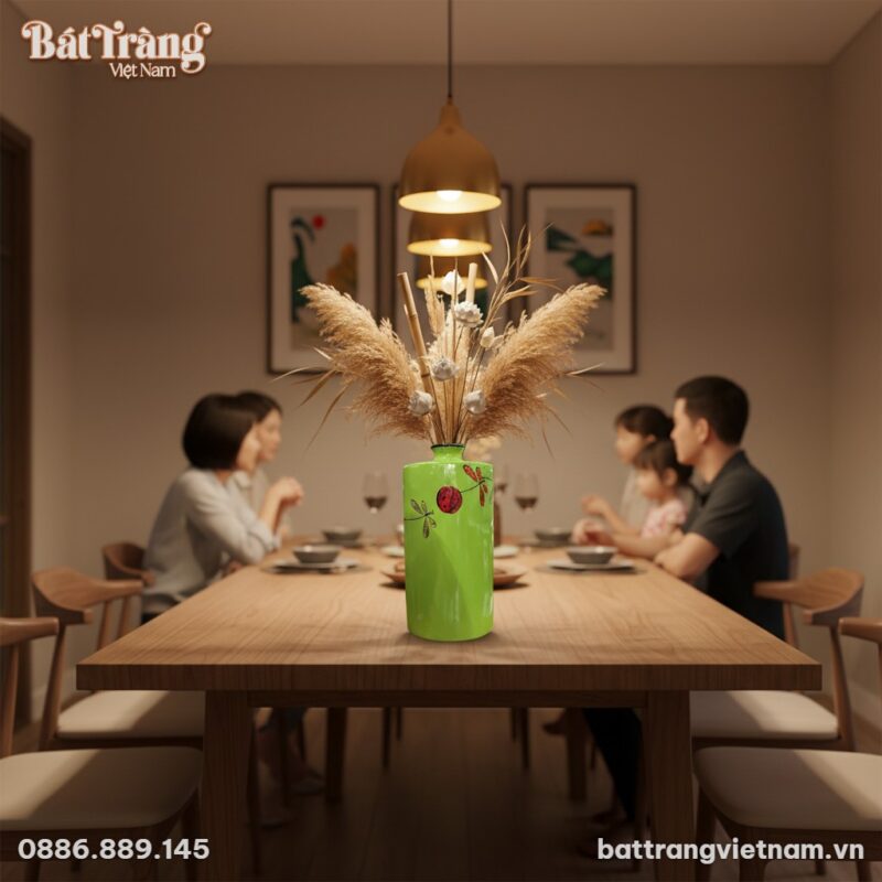 Một lọ hoa gốm sứ Bát Tràng trụ vai tròn màu xa... Một lọ hoa gốm sứ Bát Tràng trụ vai tròn màu xa...