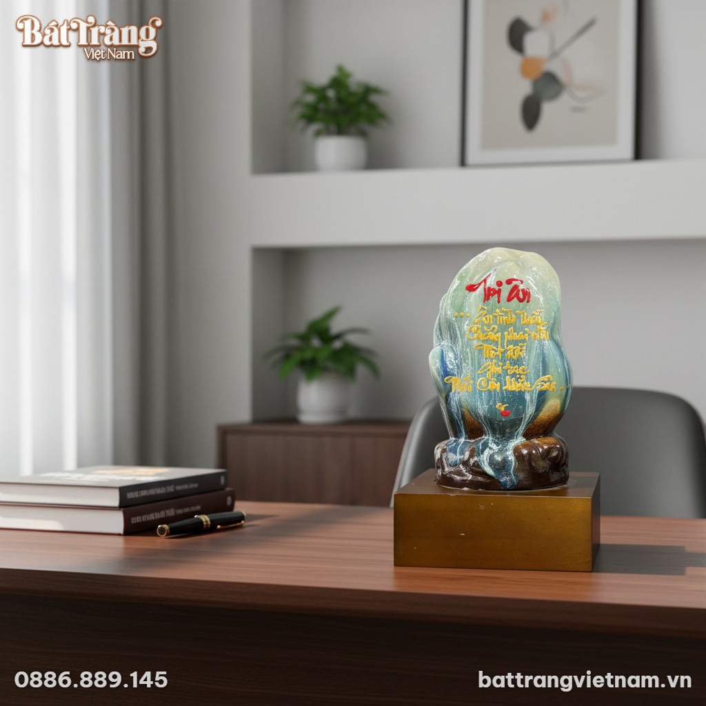 Một bức tượng đ&aacute; cuội thư ph&aacute;p 'Tri &Acirc;n' men xan...