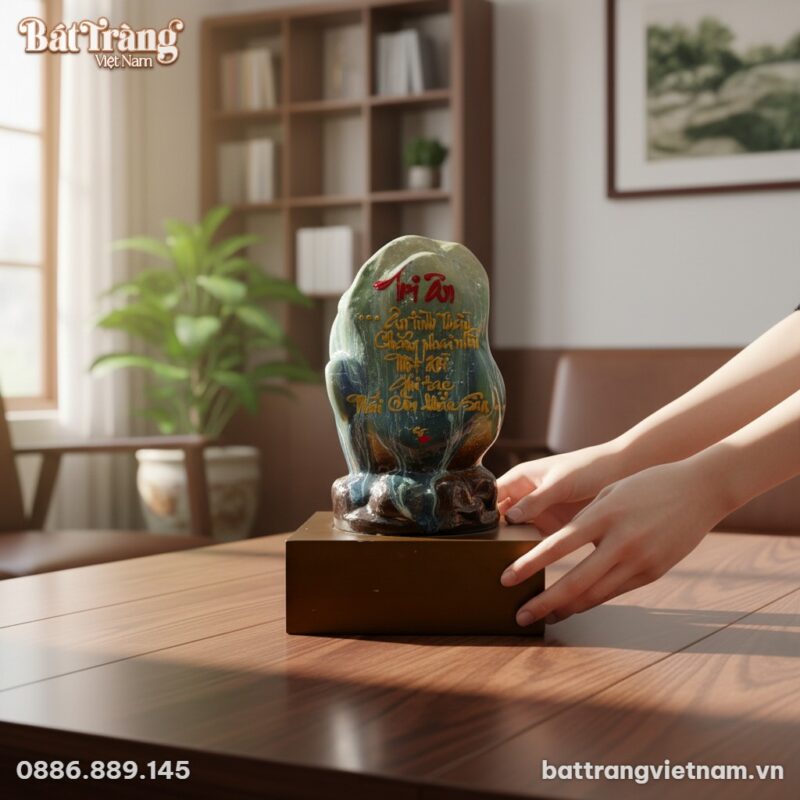 Một bức tượng đá cuội thư pháp 'Tri Ân' men xan...