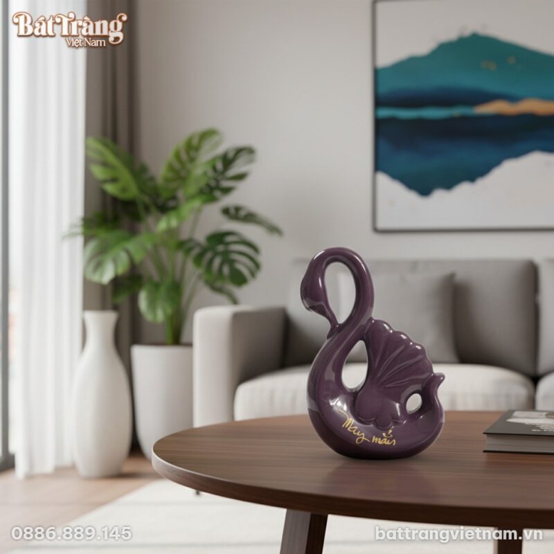 Tượng thiên nga tím 'May mắn' đặt trên bàn trà ... Tượng thiên nga tím 'May mắn' đặt trên bàn trà ...
