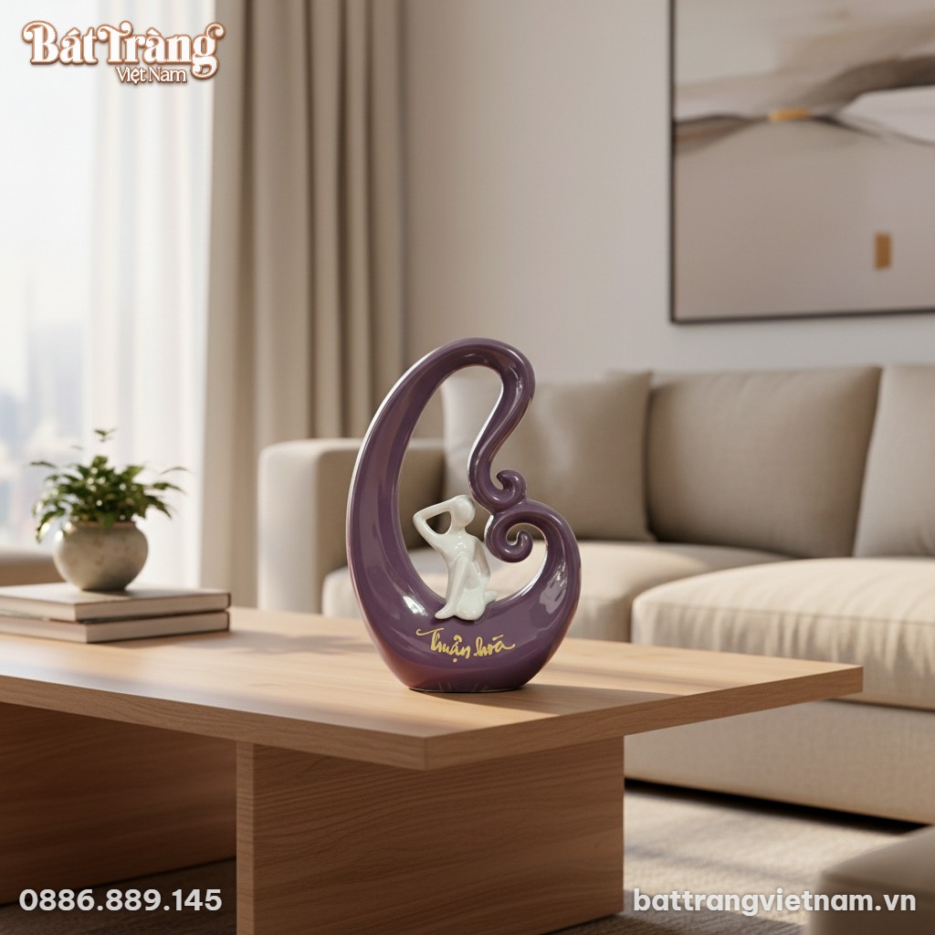 Tượng gốm sứ Thuận Hoà trên bàn trà gỗ tự nhiên...