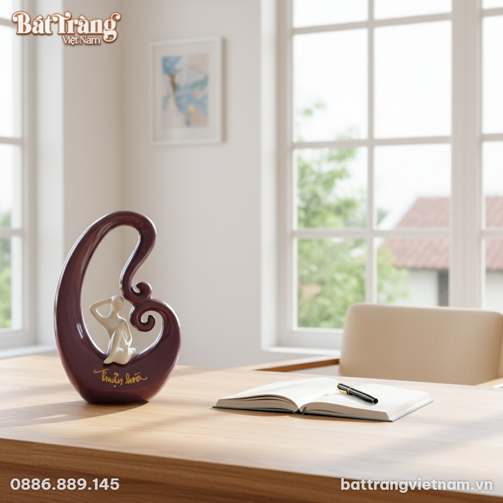 Tượng gốm sứ Thuận Hoà đặt trên bàn làm việc gọ...