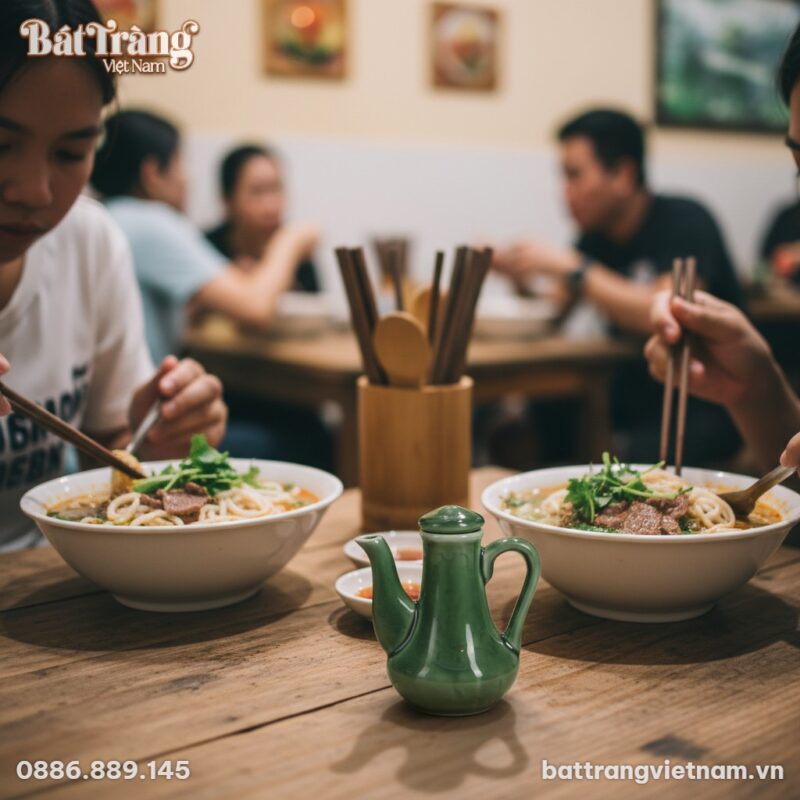 Chiếc ấm đựng mắm men lục bảo đặt trên chiếc bà...