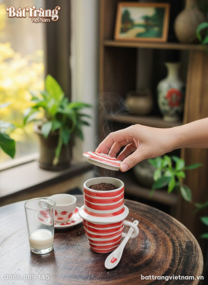 Cận cảnh bộ phin cà phê gốm sứ Bát Tràng họa ti...
