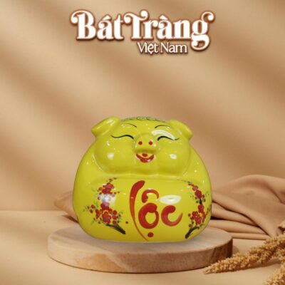 Ống tiết kiệm heo phệ mắt hip ngồi màu vàng chữ lộc BT-HĐ11