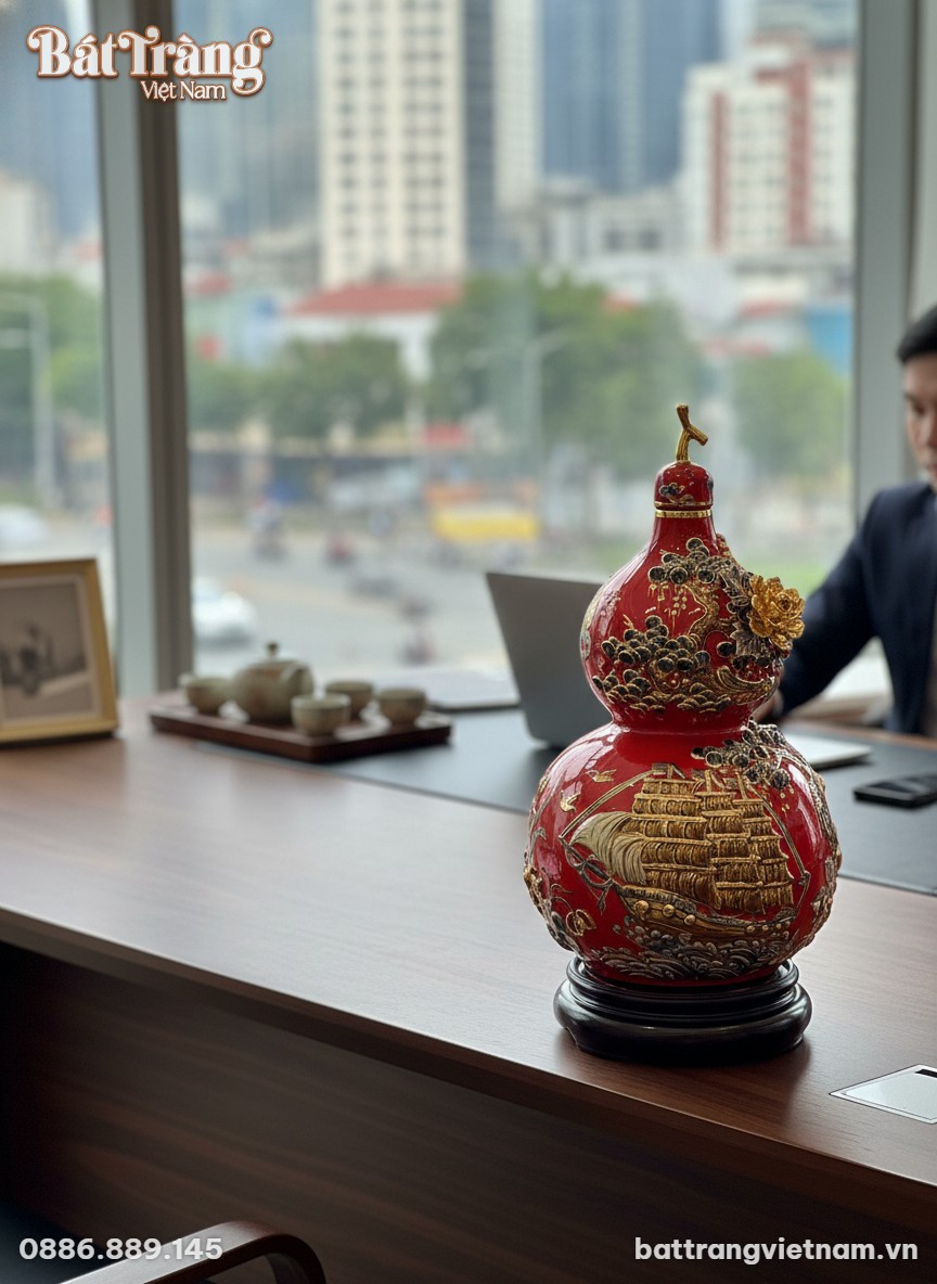 Một b&igrave;nh Hồ L&ocirc; đắp nổi vẽ v&agrave;ng m&agrave;u đỏ B&aacute;t Tr&agrave;ng...