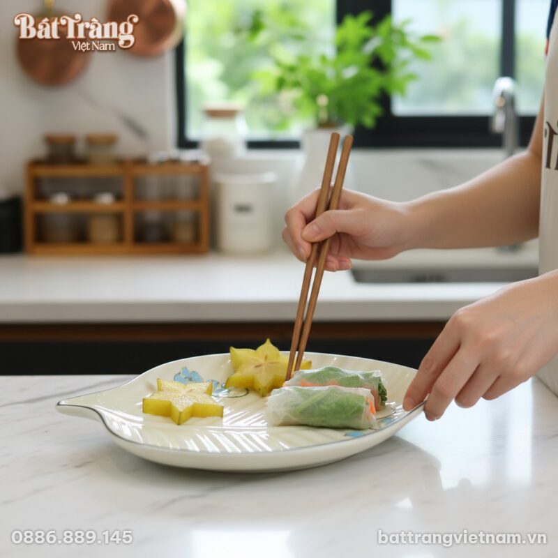 Cận cảnh chiếc đĩa chiếc lá hoạ tiết sen xanh B...