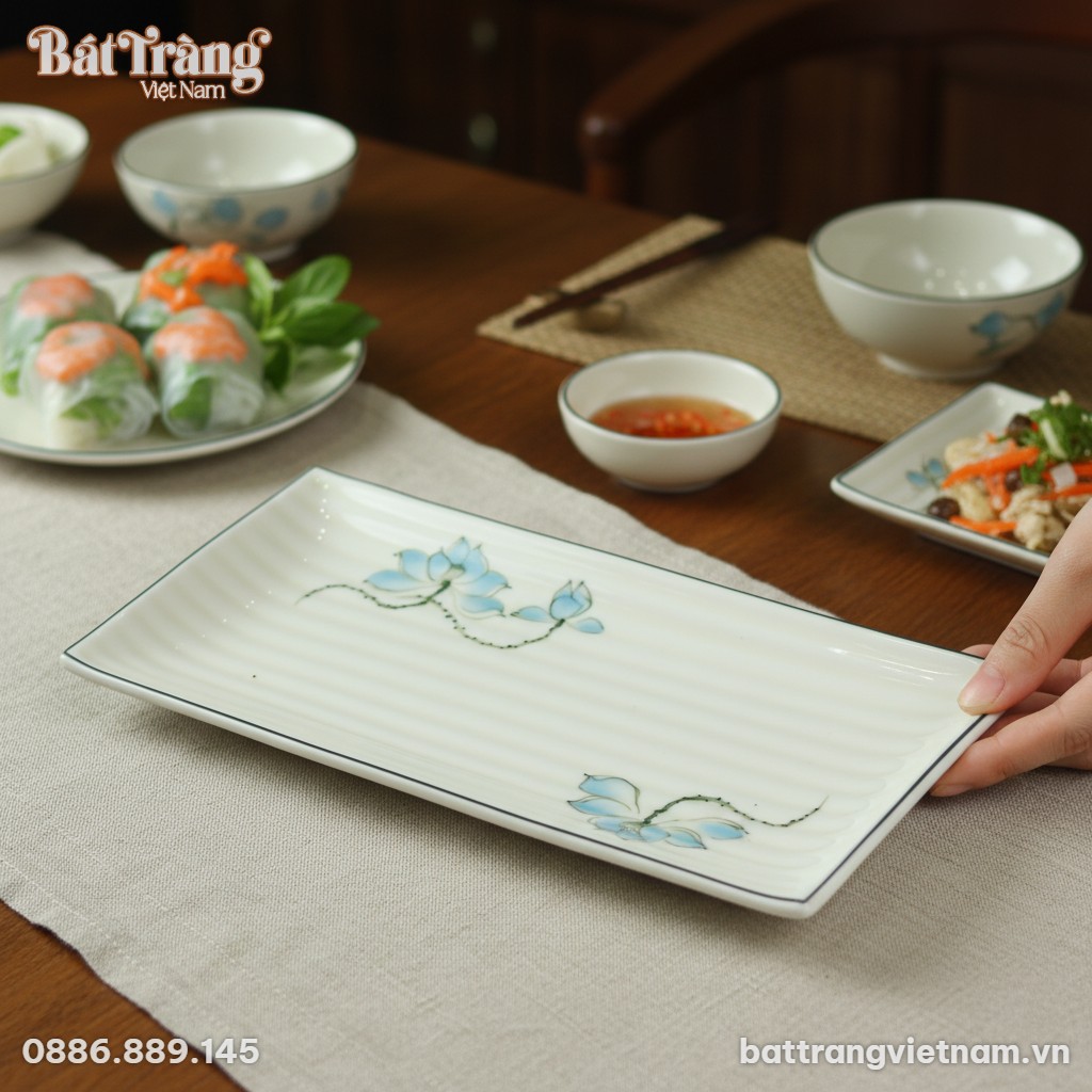 Cận cảnh đĩa chữ nhật gợn s&oacute;ng hoạ tiết sen xan...