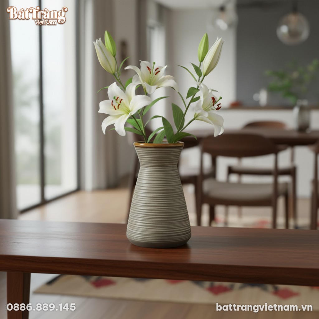 G&oacute;c nh&igrave;n cận cảnh lọ gốm B&aacute;t Tr&agrave;ng d&aacute;ng ch&acirc;n v&aacute;...