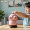 Một đứa trẻ đang khám phá việc tiết kiệm tiền c...