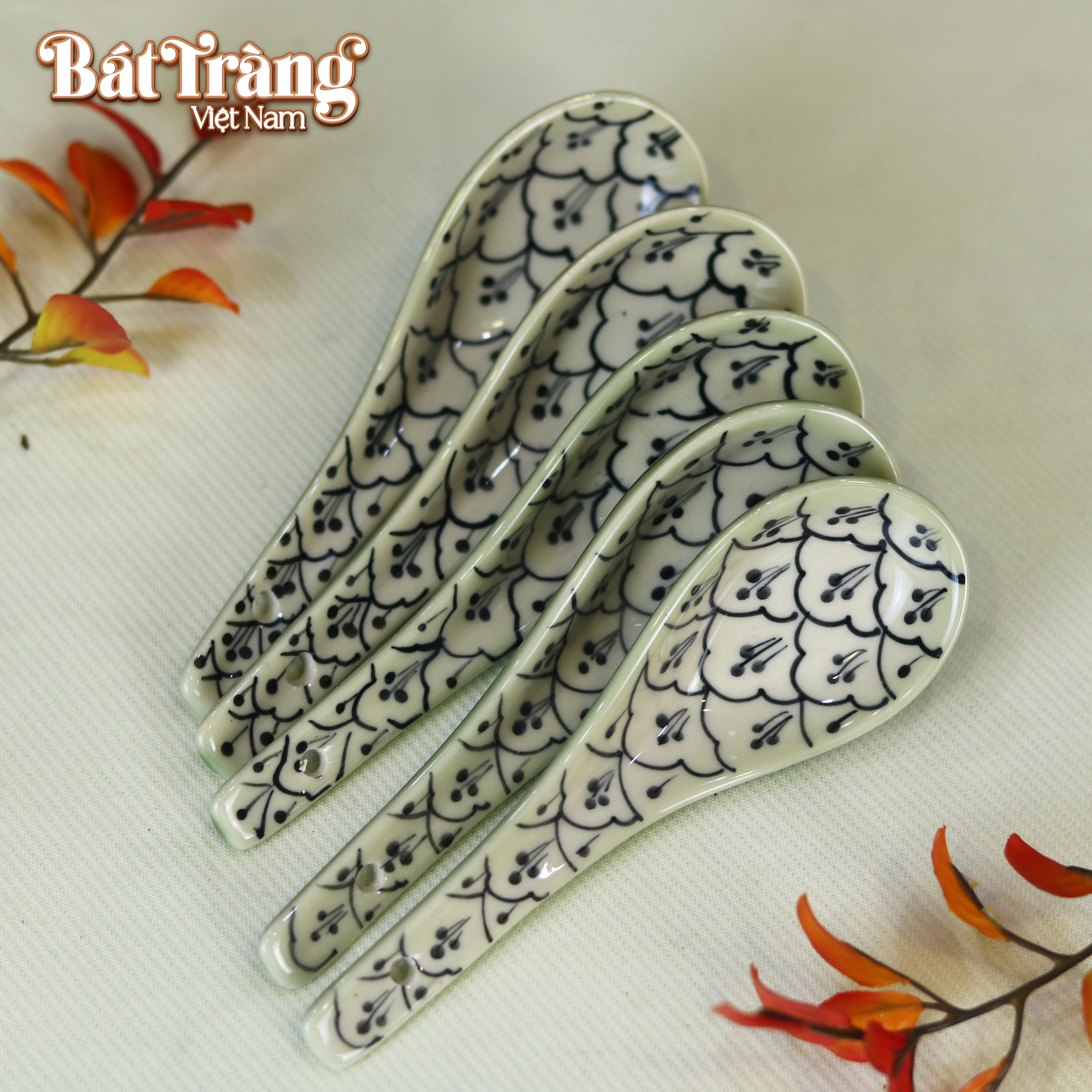 Mỗi đường nét vẽ tay, mỗi họa tiết khắc chìm đều chứa đựng tâm huyết của người nghệ nhân, biến chiếc đĩa thành một tác phẩm nghệ thuật thực thụ. Việc sở hữu sản phẩm này không chỉ là đầu tư vào một vật dụng mà còn là khẳng định gu thẩm mỹ tinh tế và sự trân trọng giá trị thủ công mỹ nghệ độc đáo.