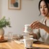 Một người mẫu thanh lịch đang nhẹ nhàng pha cà ...