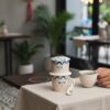 Cận cảnh bộ phin cà phê gốm sứ men lam vẽ tay t...