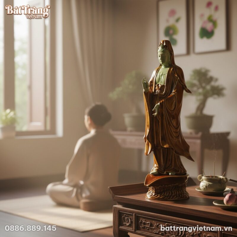 Cận cảnh tượng Quan Âm men ngọc trên kệ gỗ tron...