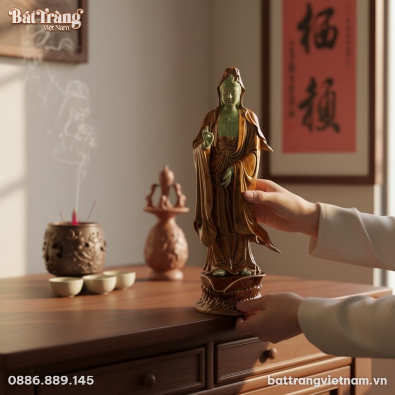 Đôi tay người Việt lịch sự nâng niu tượng Quan ...