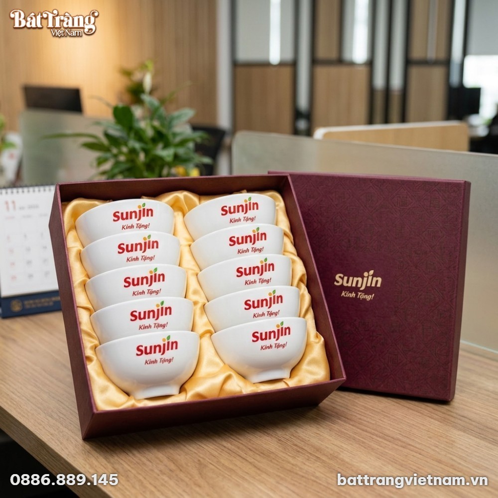 Ảnh chụp cận cảnh góc nghiêng bộ chén sứ trắng ...