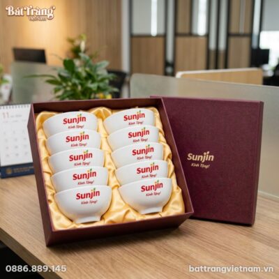 Ảnh chụp cận cảnh góc nghiêng bộ chén sứ trắng ...