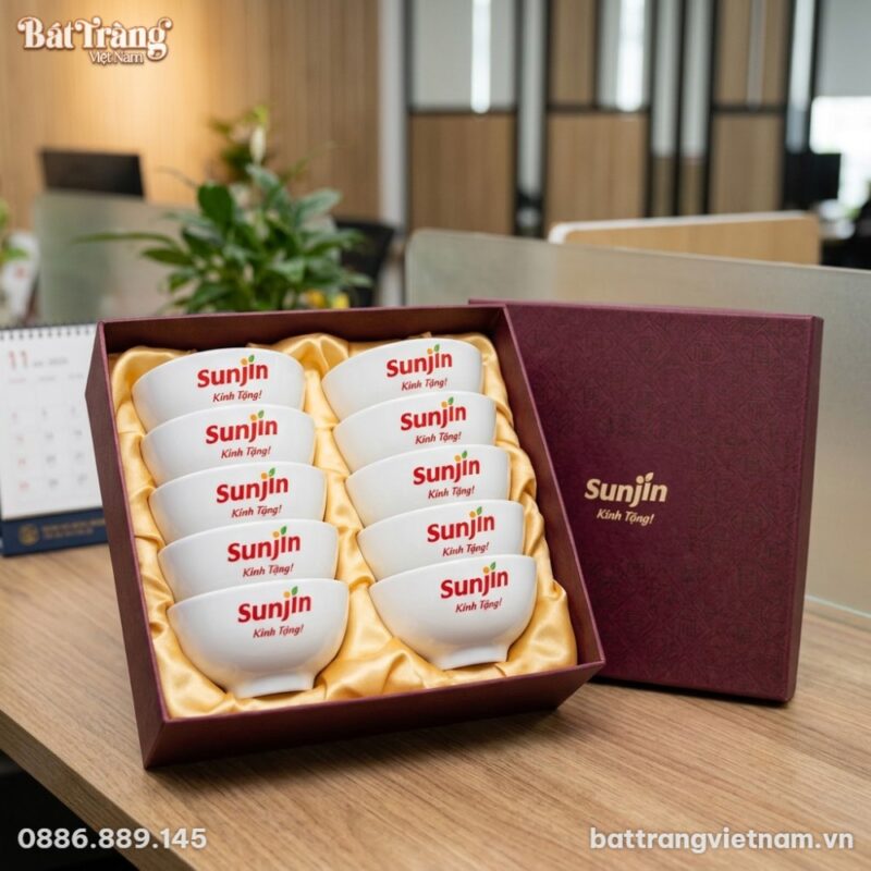 Ảnh chụp cận cảnh góc nghiêng bộ chén sứ trắng ... Ảnh chụp cận cảnh góc nghiêng bộ chén sứ trắng ...