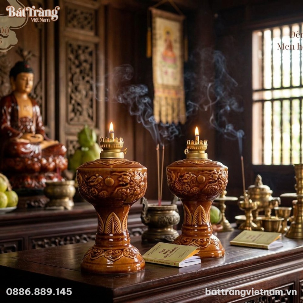 Ảnh chụp g&oacute;c trung một cặp đ&egrave;n dầu thờ men ho&agrave;n...