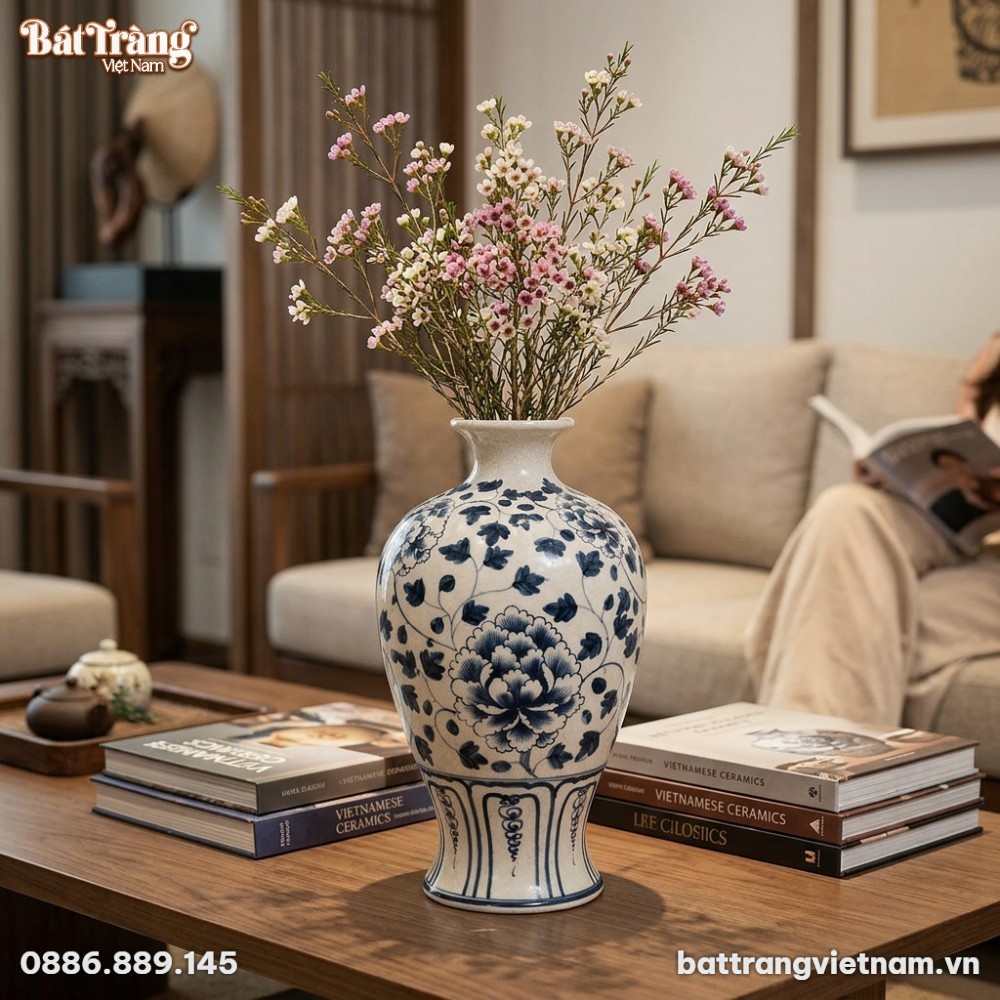 G&oacute;c chụp từ tr&ecirc;n xuống vừa phải, lọ hoa gốm men...