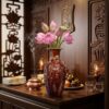 Ảnh chụp cận cảnh chiếc lọ hoa gốm sứ Bát Tràng...